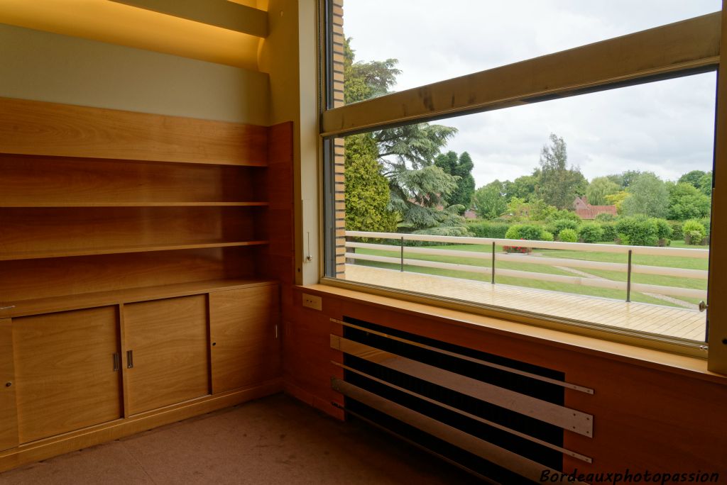 Boiserie en poirier naturel verni.